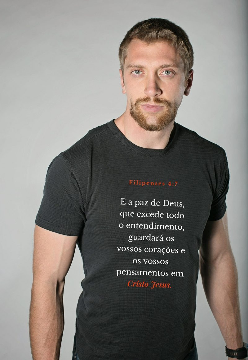 Filipenses 4:7 — Camiseta — Texto Branco